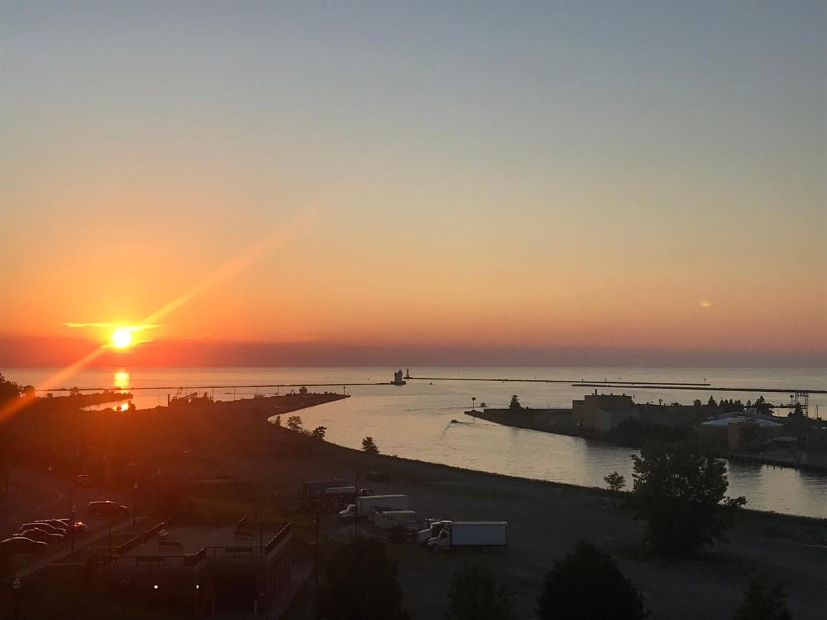 Ariel Broadway Hotel Lorain Экстерьер фото