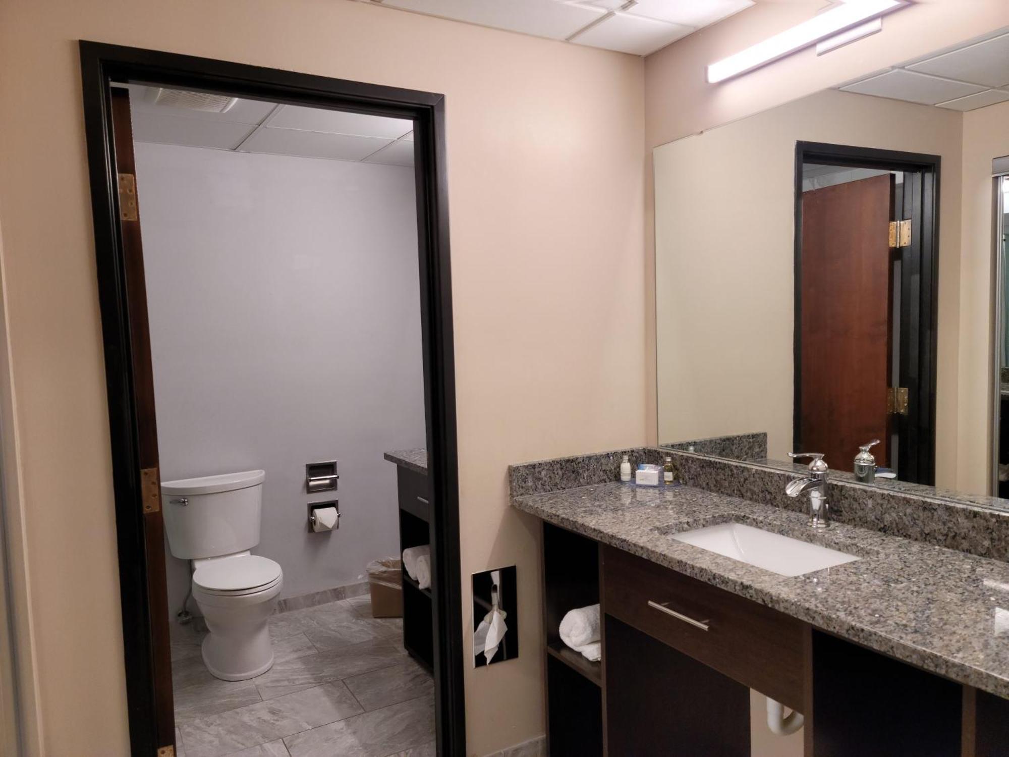 Ariel Broadway Hotel Lorain Экстерьер фото
